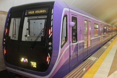 Metroda sərnişin qatar xəttinə yıxılıb