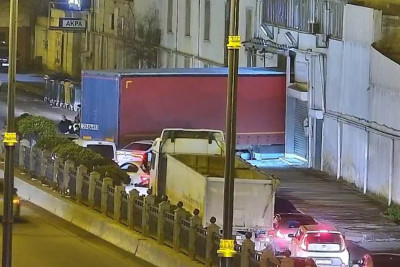 Yasamalda yük maşını avtomobil yolunda sıxlıq yaradıb