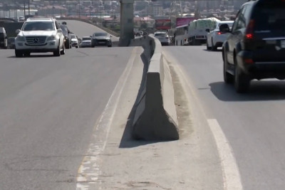 Zabrat–Balaxanı yolunda beton maneələr təhlükə yaradır – VİDEO