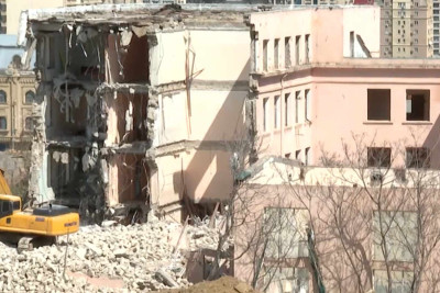 Bakı Avropa Liseyinin köhnə binasında təhlükəli söküntü aparılır