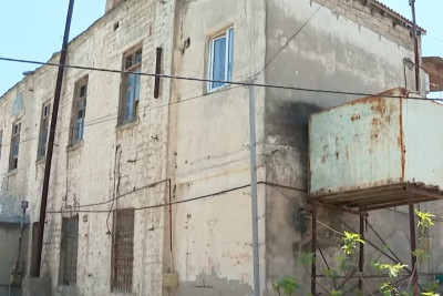 Balaxanıda 126 yaşlı qəzalı binada 18 ailə yaşayır