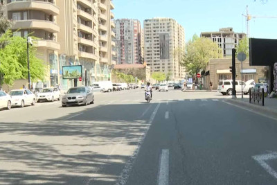 28 May küçəsində yol nişanı və yol cizgisi bir-birinə ziddir