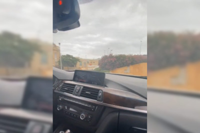 Azadlıq prospektində “BMW” markalı avtomobil bordürə çarpılıb – VİDEO