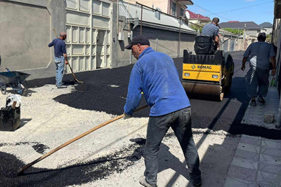 Qaraçuxurda növbəti küçəyə asfalt örtüyü vurulub