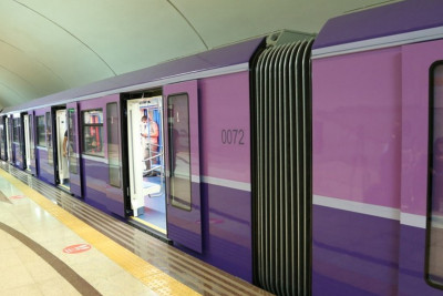 Metroda sərnişin müdaxiləsi qatarı yubadıb
