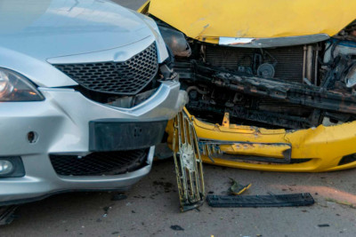 Binəqədidə 2 avtomobil toqquşub