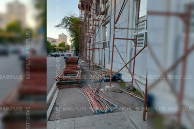 Nəsimi: Səməd Vurğun küçəsində binanın fasadı təmir olunur