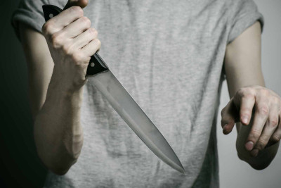 Bakıda kişi özünü bıçaqlayıb