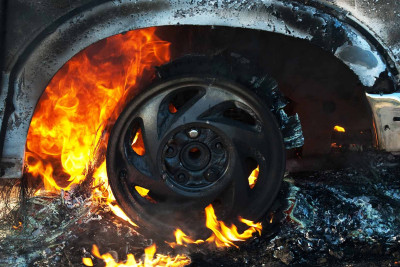 Sabunçu rayonunda “Nissan” markalı avtomobil yanıb