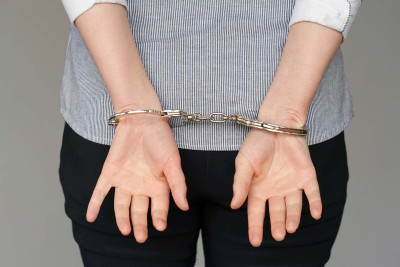 Türkan qəsəbəsində dələduzluq edən iki qadın saxlanılıb