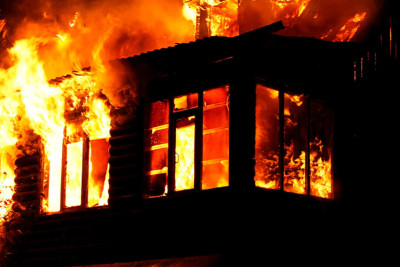 Binəqədi rayonunda ikimərtəbəli ev yanıb