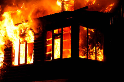 Sabunçu rayonunda ikimərtəbəli evdən yanğın olub