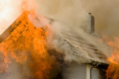 Sabunçuda birmərtəbəli ev yanıb