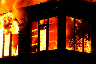 Qaradağda birmərtəbəli yaşayış evi tam yanıb