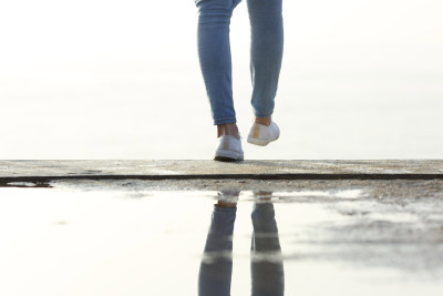 Səbaildə gənc qız özünü binadan atıb