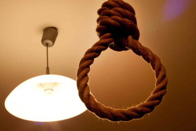 Yasamalda yaşlı kişi özünü asıb