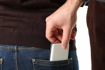 Səbaildə parkda telefon oğurlanıb