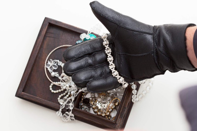 Binə qəsəbəsində 4000 manat dəyərində qızıl-zinət əşyaları oğurlanıb