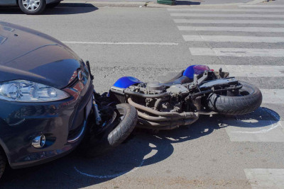 Xətai rayonunda motosiklet avtomobillə toqquşub