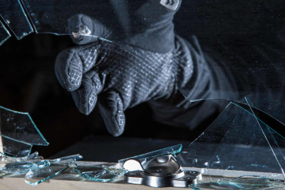 Nəsimi rayonunda mağazalardan 2900 manat oğurlanıb