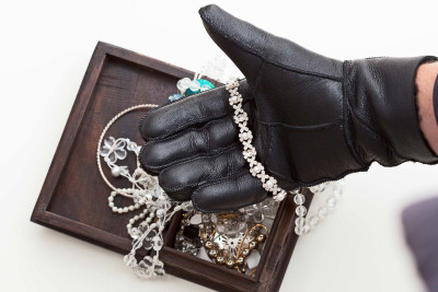 Hövsanda evdən qızıl-zinət əşyaları oğurlanıb