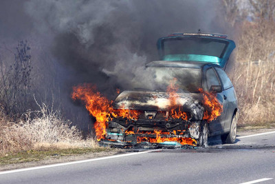 Binəqədidə “Land Rover” yanıb