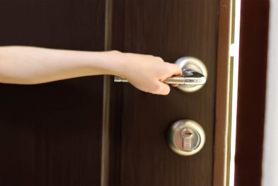 Nərimanovda uşaq bağlı qapı arxasında qalıb