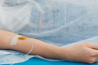 Suraxanıda gənc qız yol qəzasına düşüb