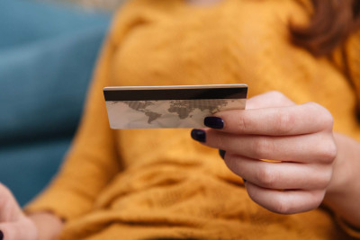 Yasamalda qadın bank kartından pul oğurlamaqda şübhəli bilinir