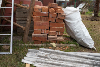 Buzovna qəsəbəsində həyətdən inşaat materialları oğurlanıb