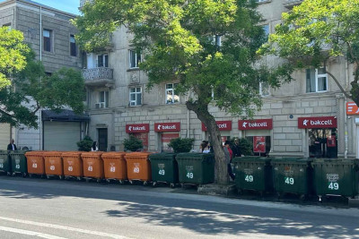 Puşkin küçəsində yeni zibil konteynerləri quraşdırılır