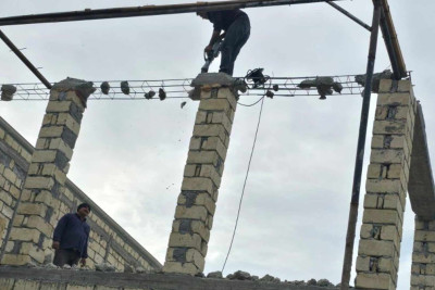 Qaradağda qanunsuz inşa olunan tikili sökülüb