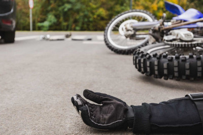 Nərimanovda motosiklet qəzaya düşüb