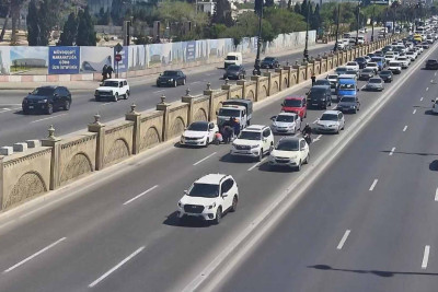 Heydər Əliyev prospektində sıxlıq yaranıb