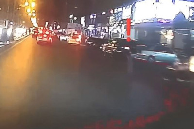 Azyaşlı avtomobil yoluna çıxdı, təhlükə yarandı – VİDEO