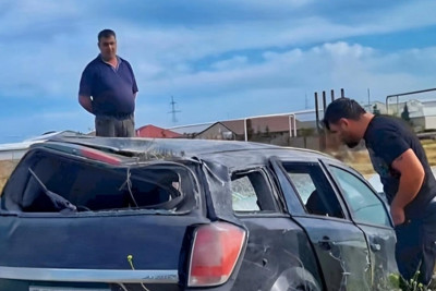 Binə qəsəbəsində avtomobil yol kənarına çıxıb