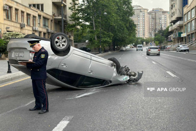 Bakının mərkəzində telefona baxan sürücü avtomobili aşırıb