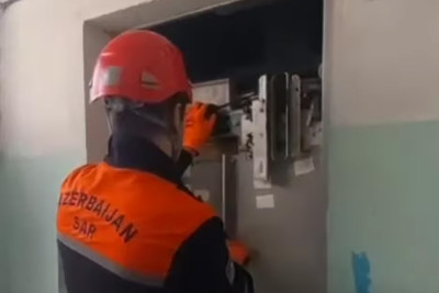Binəqədidə sakin liftdə köməksiz vəziyyətdə qalıb
