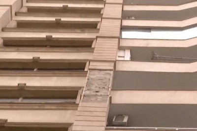 Nərimanovda yaşayış binası sakinlərə təhlükə yaradır - VİDEO