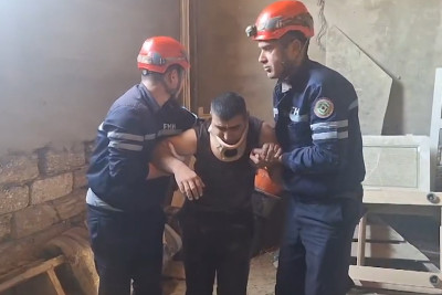 Türkanda kişi pəncərədən yıxılaraq köməksiz vəziyyətdə qalıb