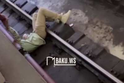 “Gənclik”də oğlan qatar yoluna düşüb