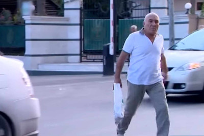 Avtomobillərdə piyadaya yol verən zaman qəza işığını yandırmaq qadağandır?