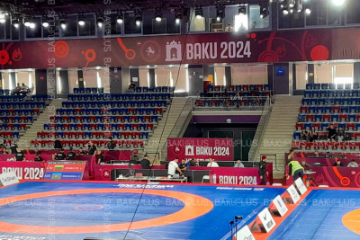 Bakı İdman Sarayında keçirilən çempionatda qadınlar çıxış edirlər