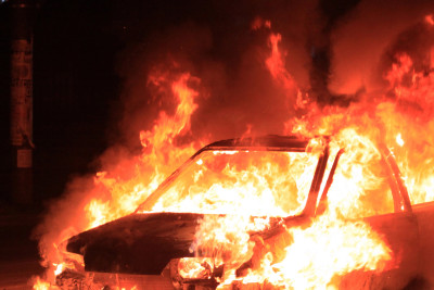 Qaradağda “Mercedes”də yanğın baş verib