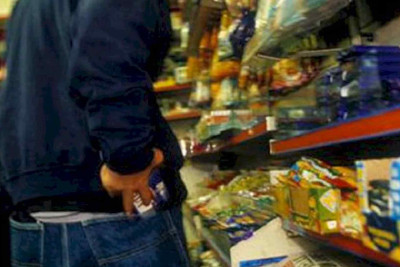 “Snickers”i oğurlayıb qatığa dəyişən kişiyə hökm oxunub