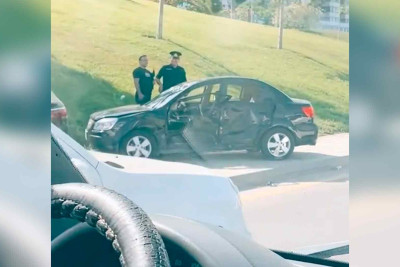 Yasamalda qəza: Avtomobillər əzilib, yaşıllığın üzərinə çıxıb - VİDEO