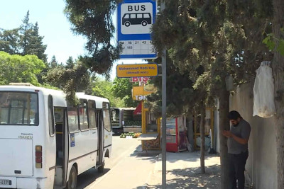 Nişanı var, özü yox: sərnişinlərin rahat durmaları üçün niyə dayanacaq pavilyonları quraşdırılmayıb? – VİDEO