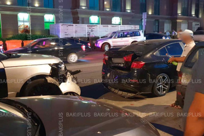 Bakıda ağır qəza: “Range Rover” qırmızı işıqda sürərək iki nəfəri vurub