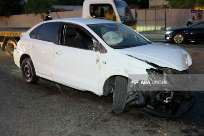 Nəsimidə avtomobil dirəyə çarpılıb: yaralı var