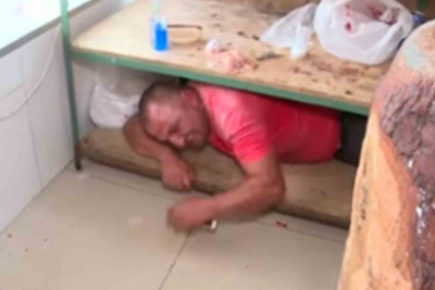 Bakıda reyd zamanı qəssab piştaxtanın altında gizlənib